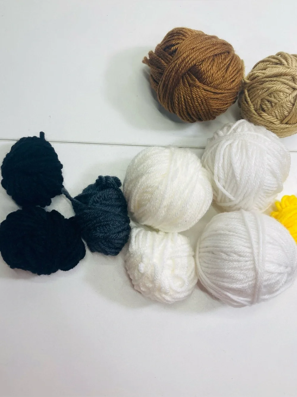196g / 6.91 oz Assorted Yarn Balls Pack in White, Cream, Yellow, Brown, Black